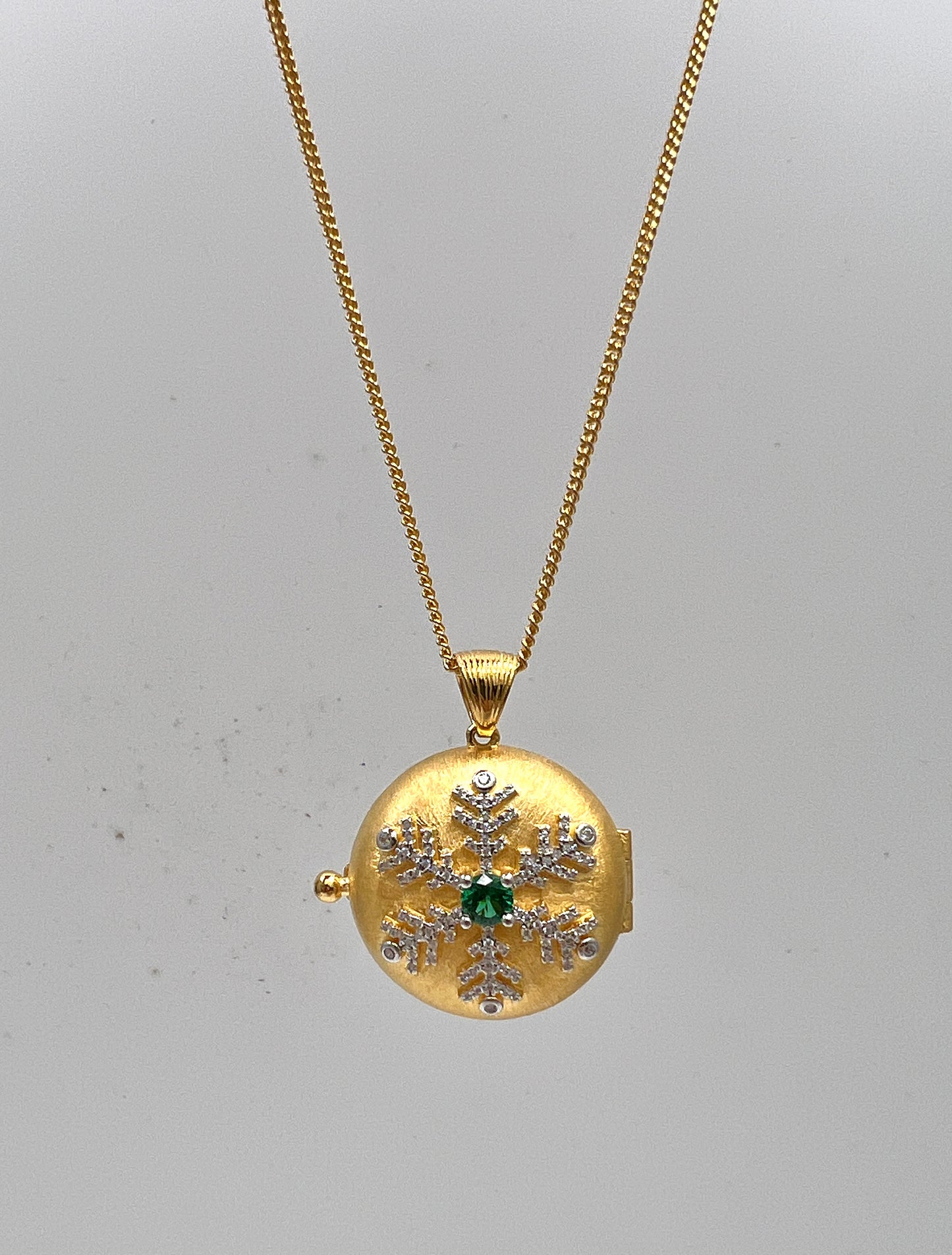 925 Silver Plated Gold Aromatherapy Locket Pendant With Green Stone Necklace