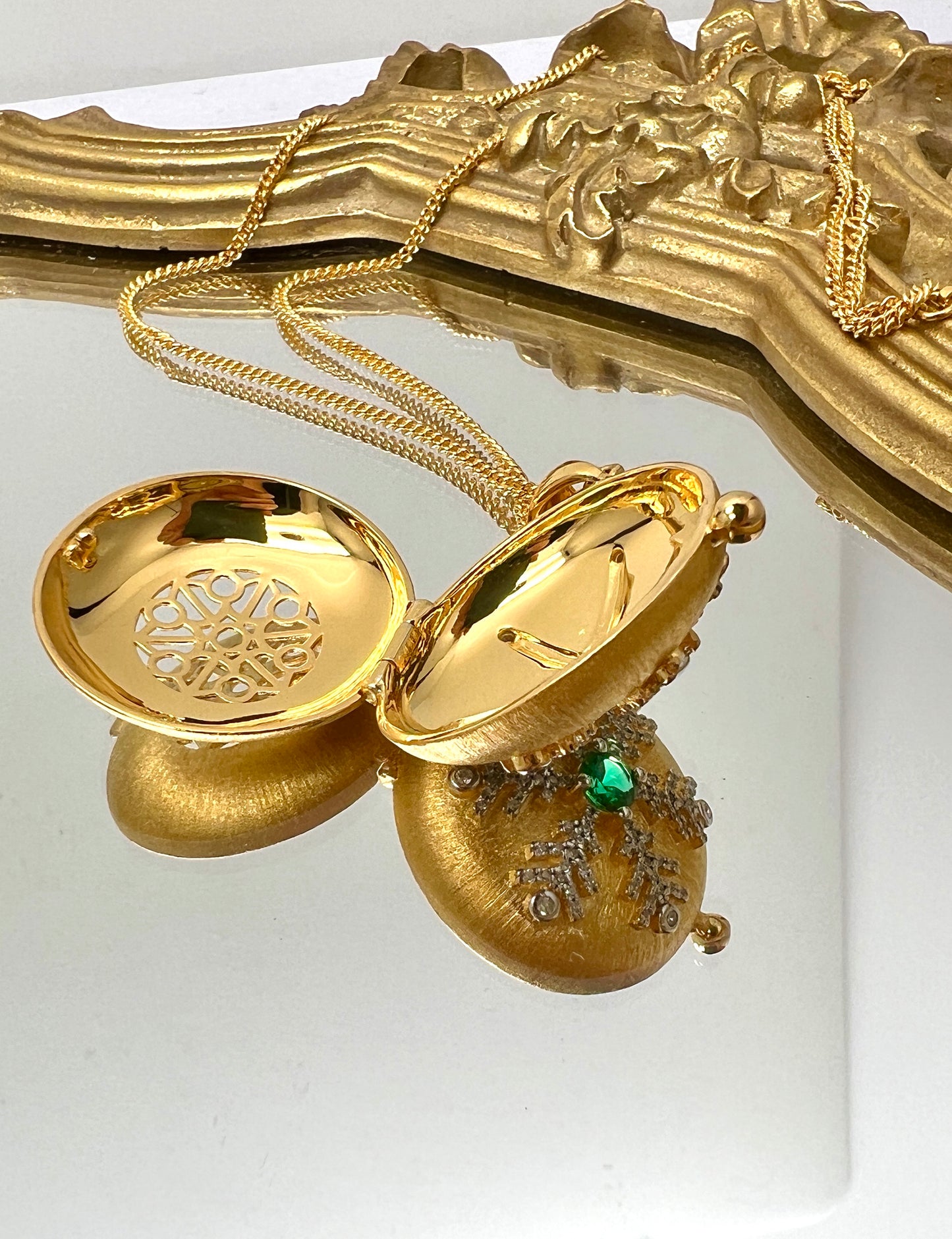 925 Silver Plated Gold Aromatherapy Locket Pendant With Green Stone Necklace