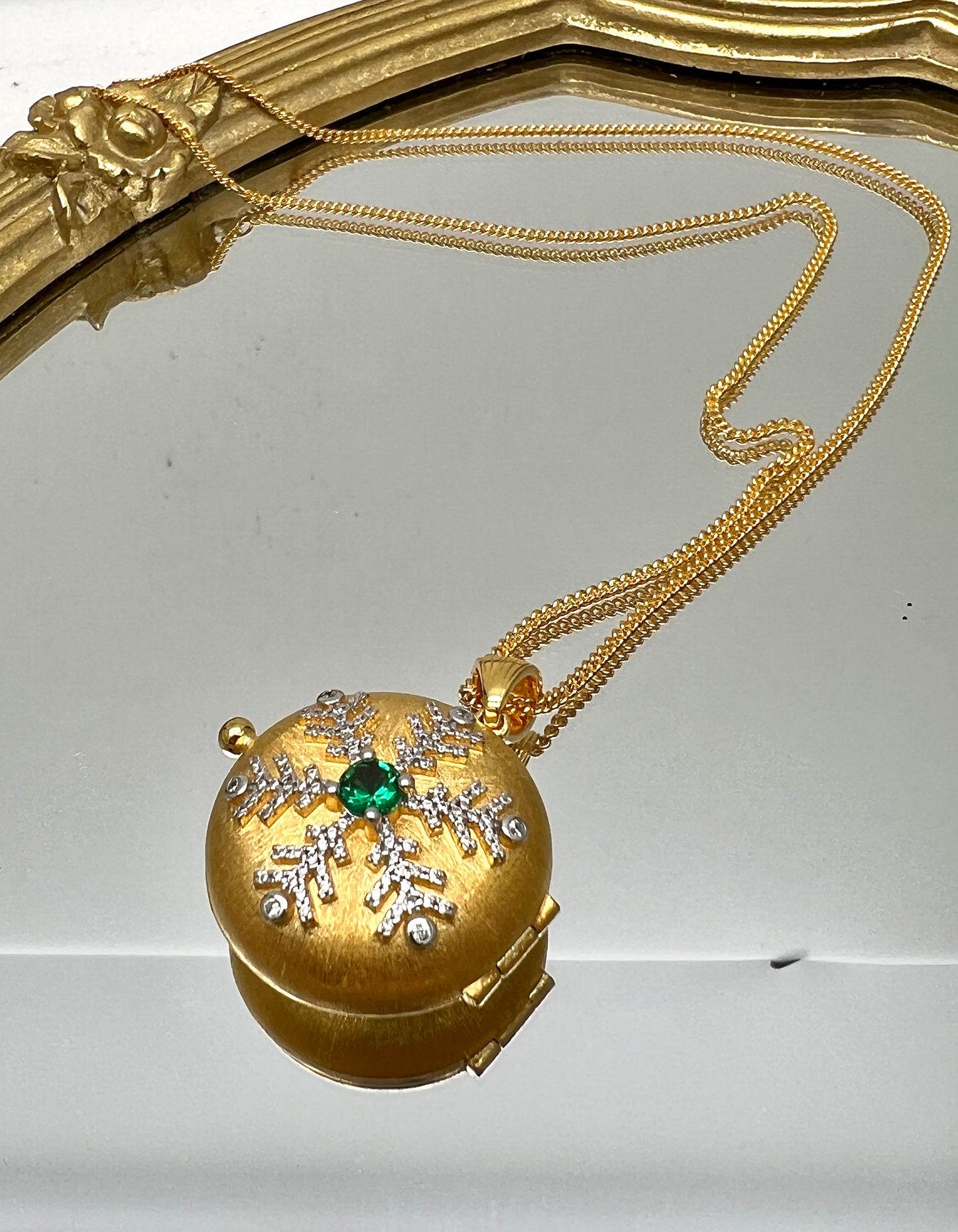 925 Silver Plated Gold Aromatherapy Locket Pendant With Green Stone Necklace