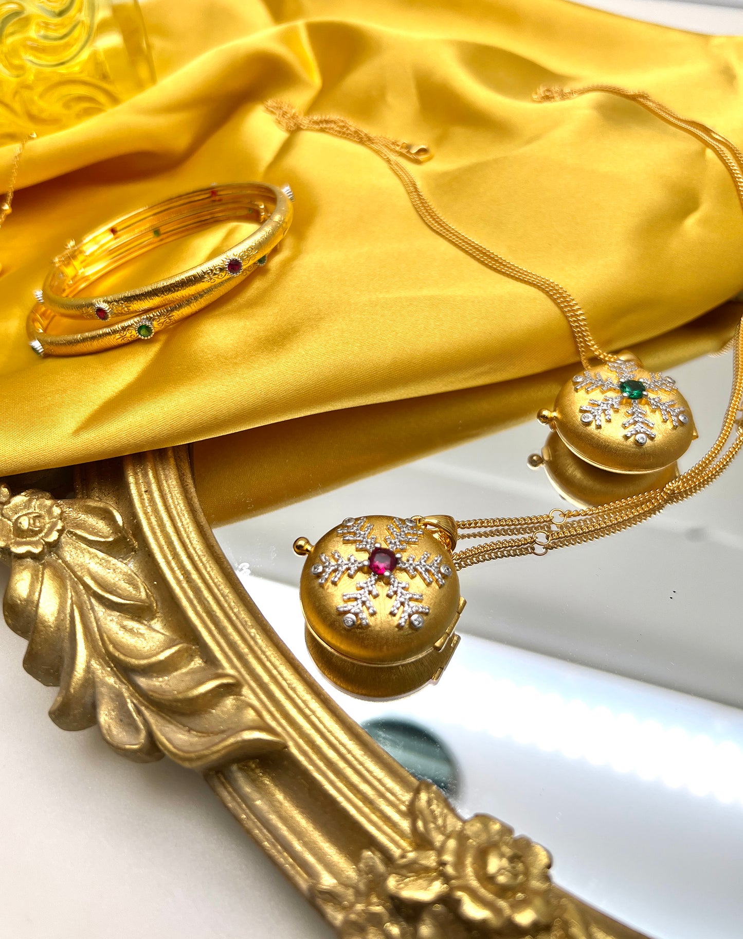 925 Silver Plated Gold Aromatherapy Locket Pendant With Green Stone Necklace